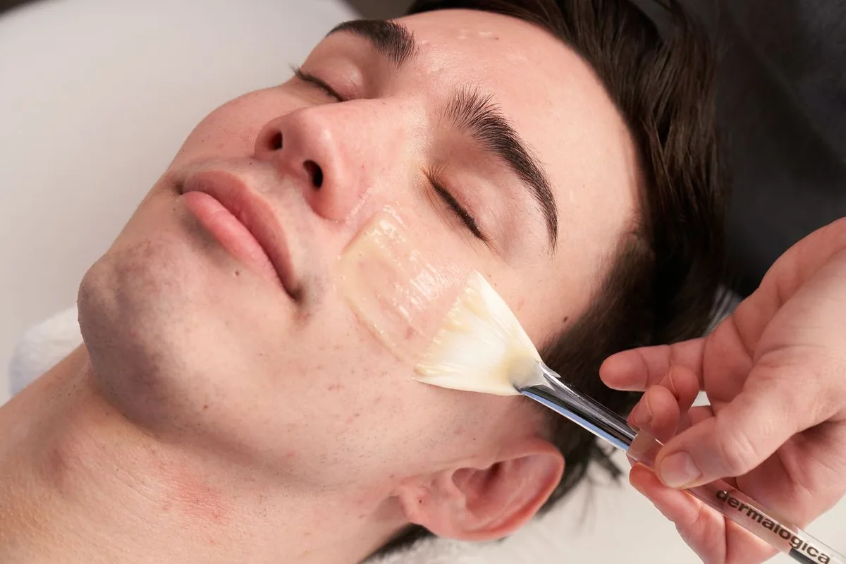 Auftragen einer Dermalogica Ausreinigungsmaske während der ProClear Behandlung in der CremeBar Leipzig